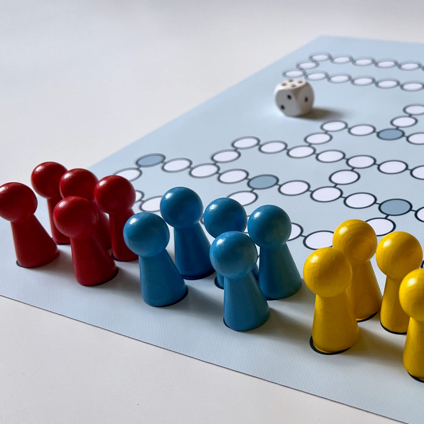 Spieltz Spielmaterial-Set für Ludo groß: Halmakegel 19/40 mm, Würfel 20 mm